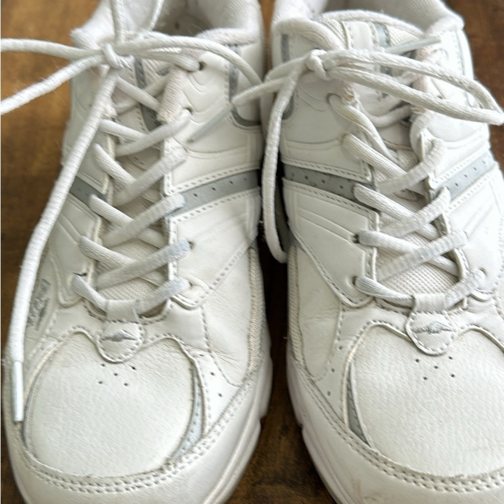 Avis Walking/ Running Shoes Size 7 Like New!